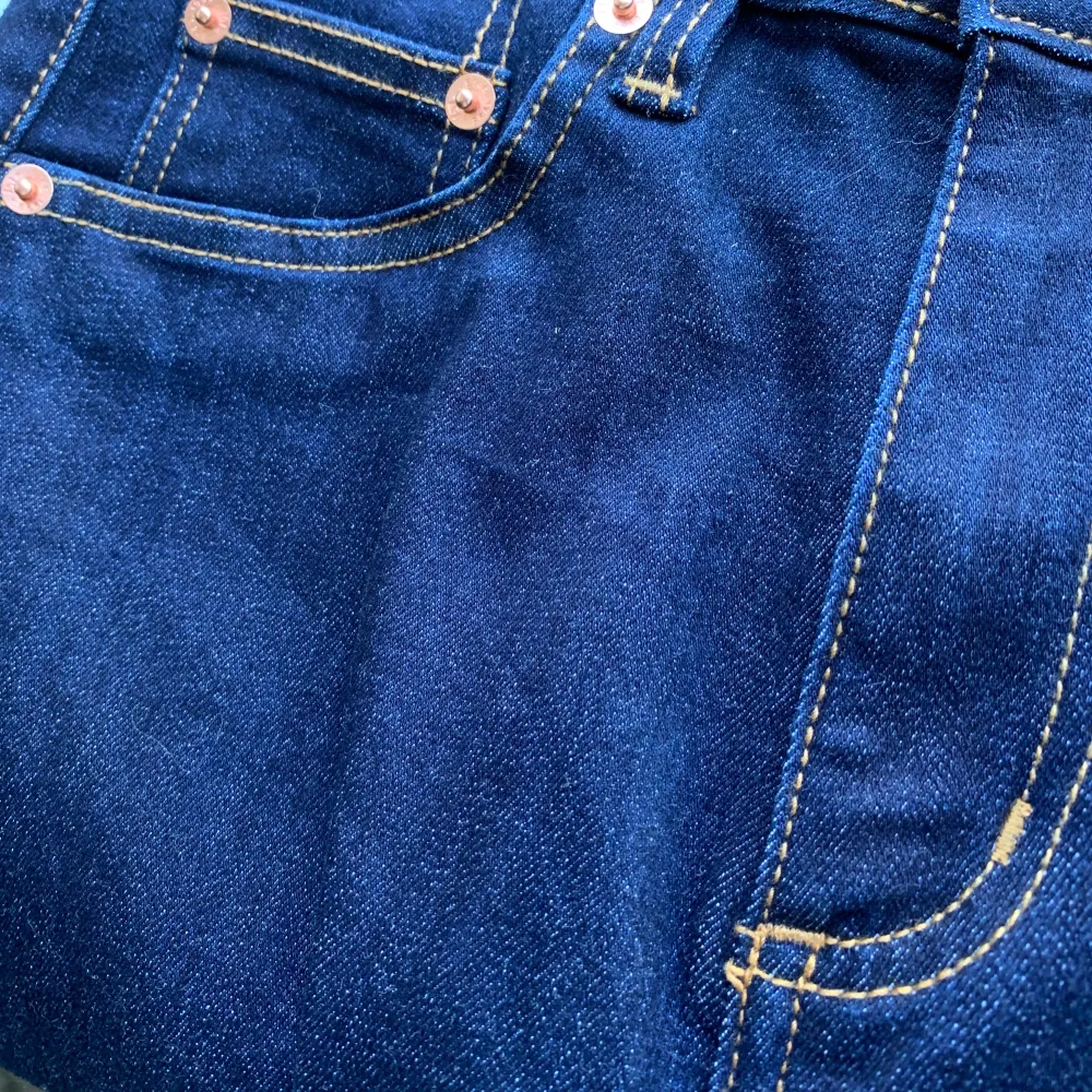 Helt nya jeans i fin mörkblåfärg som passar S (egentligen XS-M då dem är stretchiga). Pris kan diskuteras (frakt tillkommer).. Jeans & Byxor.