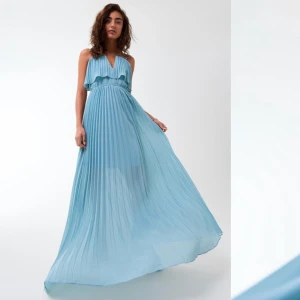 Blå klänning - Säljer denna super fina klänning från Gina tricot i storlek 34 men passar även 36. Jag använde min som balklänning vilket fungerade super men går även att använda som vanligt. Använd 1 gång. Orginalpris: 800 kr. Köparen står för frakt!! ❤️