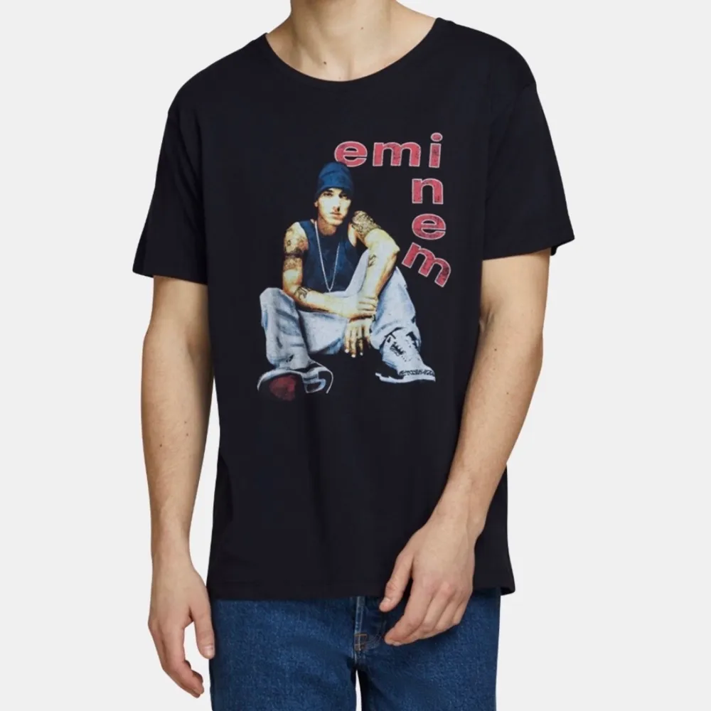Svart t-shirt med skitsnyggt Eminem tryck på. strlk L. 150kr + frakt . T-shirts.