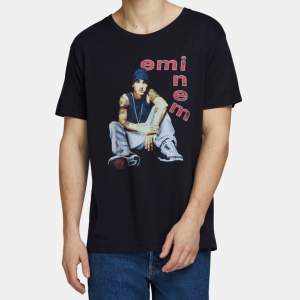 Svart t-shirt med skitsnyggt Eminem tryck på. strlk L. 150kr + frakt 