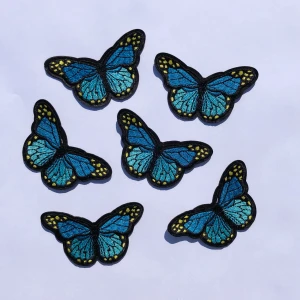 Tygfjärilar att stryka på - Säljer dessa tygfjärilar som man kan stryka på. De är 8cm och kostar 30kr styck+11kr frakt. Frakten är 11kr oavsett hur många man köper. De förra jag sålde var bara hälften så stora så dessa är därför dyrare. Har bara 1 lila kvar. 