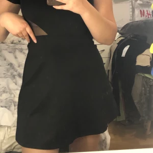 Svart klänning med mesh  - Lappen bak är bortklippt men är lite liten för mig som är Strl M, gissar på att den är storlek S. Jättefin och sitter supersnyggt, är mesh vid brösten och vid midjan vilket ger en snygg look. Kan mötas i Stockholm, annars frakt 40 kr :)