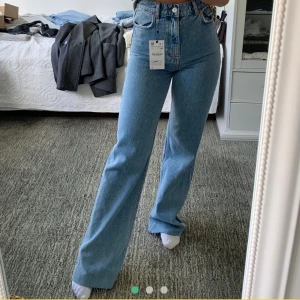 Zara jeans - De populära jeansen från zara i storlek 34, köpta här på plick för 680kr, men var tyvärr för små för mig😰😰😰  inte avklippta och ser som nya ut! Buda! Högsta nu: 600kr, avslutar budgivning lör 18/7❤️❤️