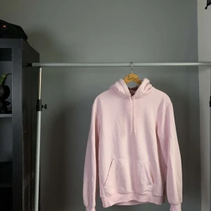 Helfärgad rosa hoodie - En helfärgad rosa hoodie ifrån H&M. Fint skick och sparsamt använd, då jag tröttnade på den snabbt.