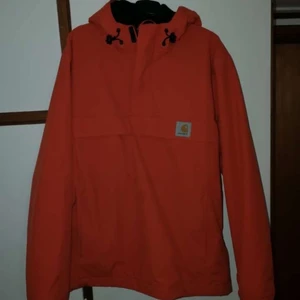 Carhartt jacka - Säljer min jättesnygga carhartt jacka. Riktigt skön och snygg. Säljer den billigare pga en fläck på ärmen. Bortsett från det är den i fint skick!⚡️