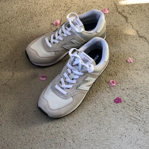 New Balance Classic 574  - Säljer nu mina onvända skor eftersom jag aldrig använder dem! Skorna är super fräscha och som nya! Hör av er om ni undrar något. 