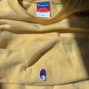 Vintage champion sweatshirt - Gul Champion sweatshirt köpt secondhand . Lite nopprig men i bra skick ! Riktigt skön och mysig . Perfekt nu till hösten ✨🌞