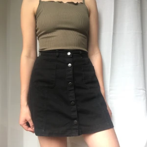Svart kjol strl xs - Svart kjol från monki i strl xs. Använd men i fint skick. Kika gärna på mina andra plagg, kan erbjuda paketpris 🌼
