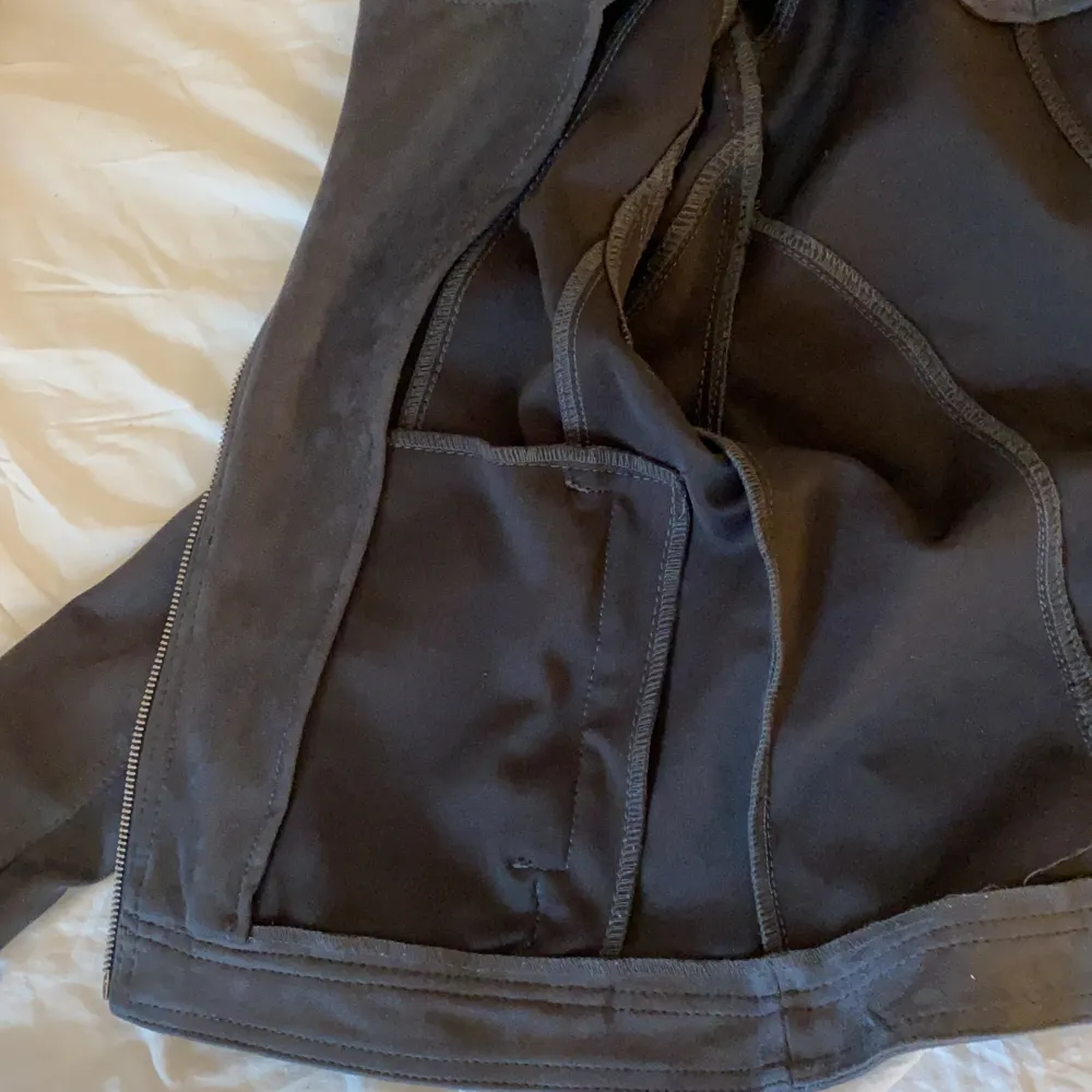 En superfin jacka jag endast använt en gång. Superskönt material och två stycken fickor med dragkedja. Den är lite kortare modell. . Jackor.