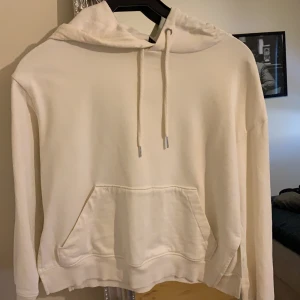Vit hoodie - En vanlig vit hoodie. Använd fåtal gånger, köparen står för frakren