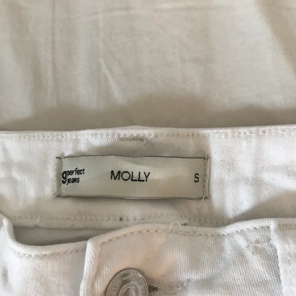 Ett par vita Molly från ginatricot. Använda en gång o säljs pågrund av att dom är för stora  . Jeans & Byxor.