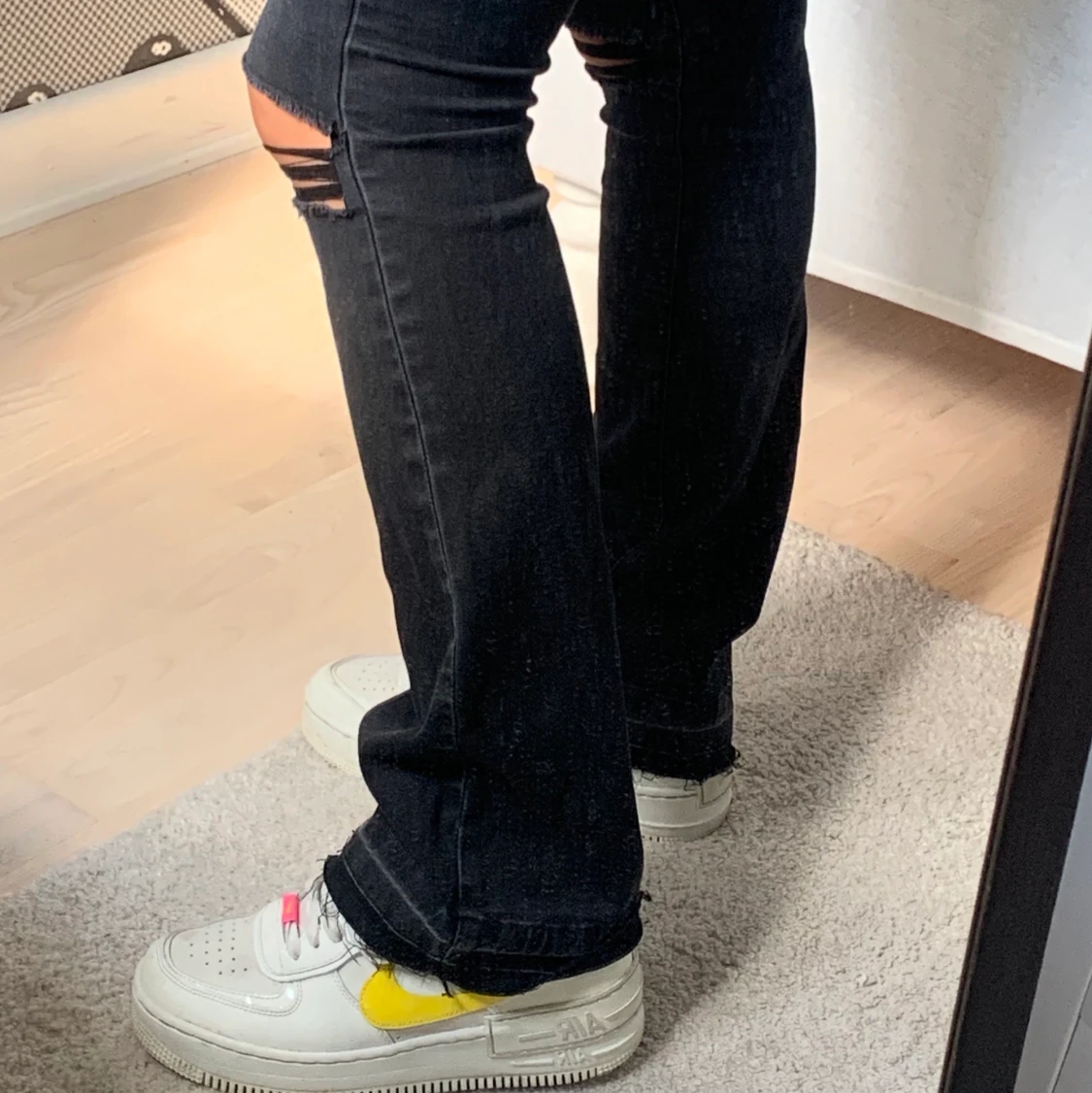 Svarta Botvid jeans med hål på knäna