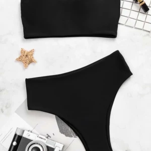 Svart highcut bikini - Svart trendig bikini! Bandautopp med inlägg och bikini som är högmidjade och highcut🖤                       Köparen står för frakt! Priset kan diskuteras☺️