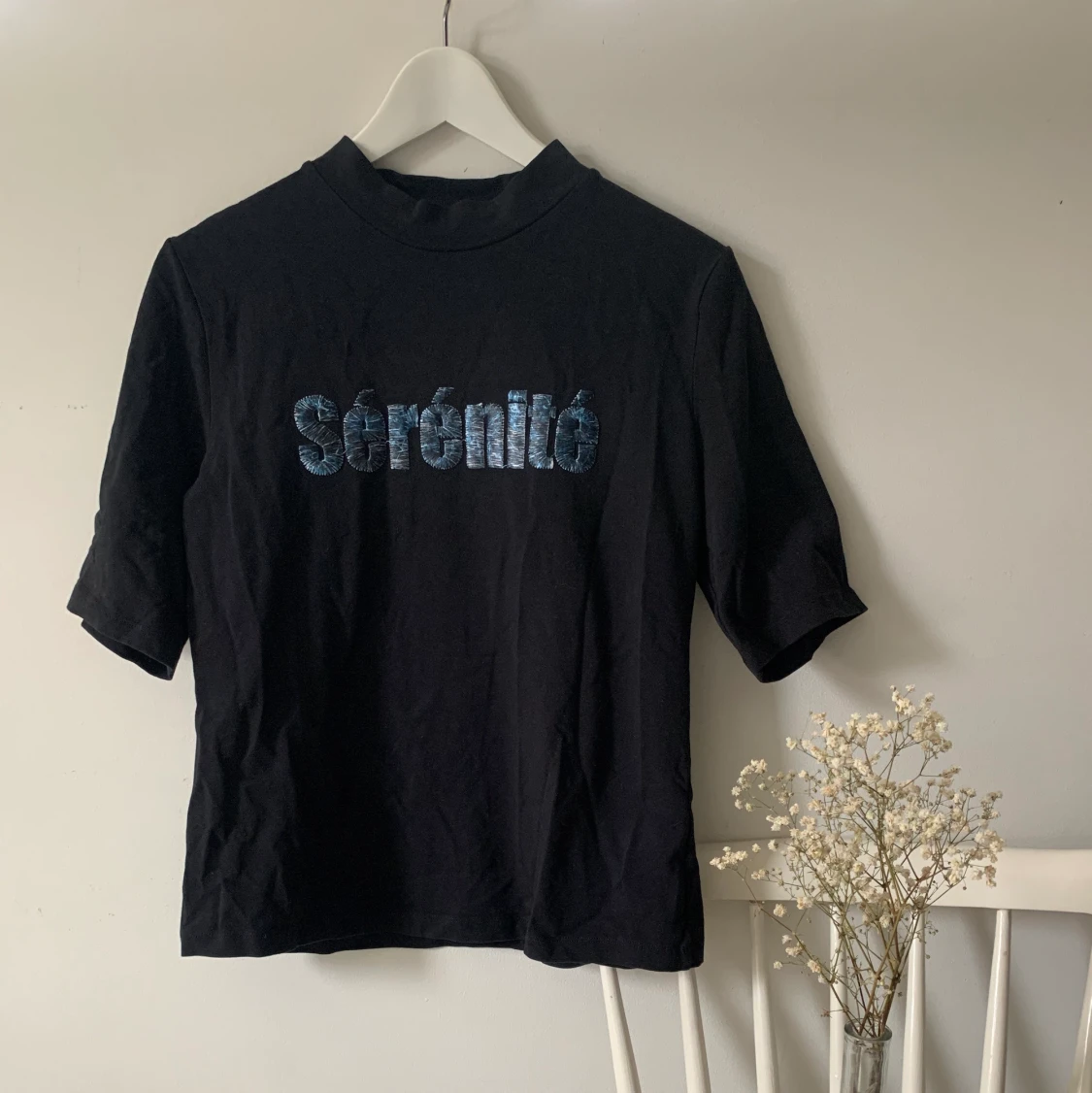 Svart t-shirt, turtleneck med tryck  - 90