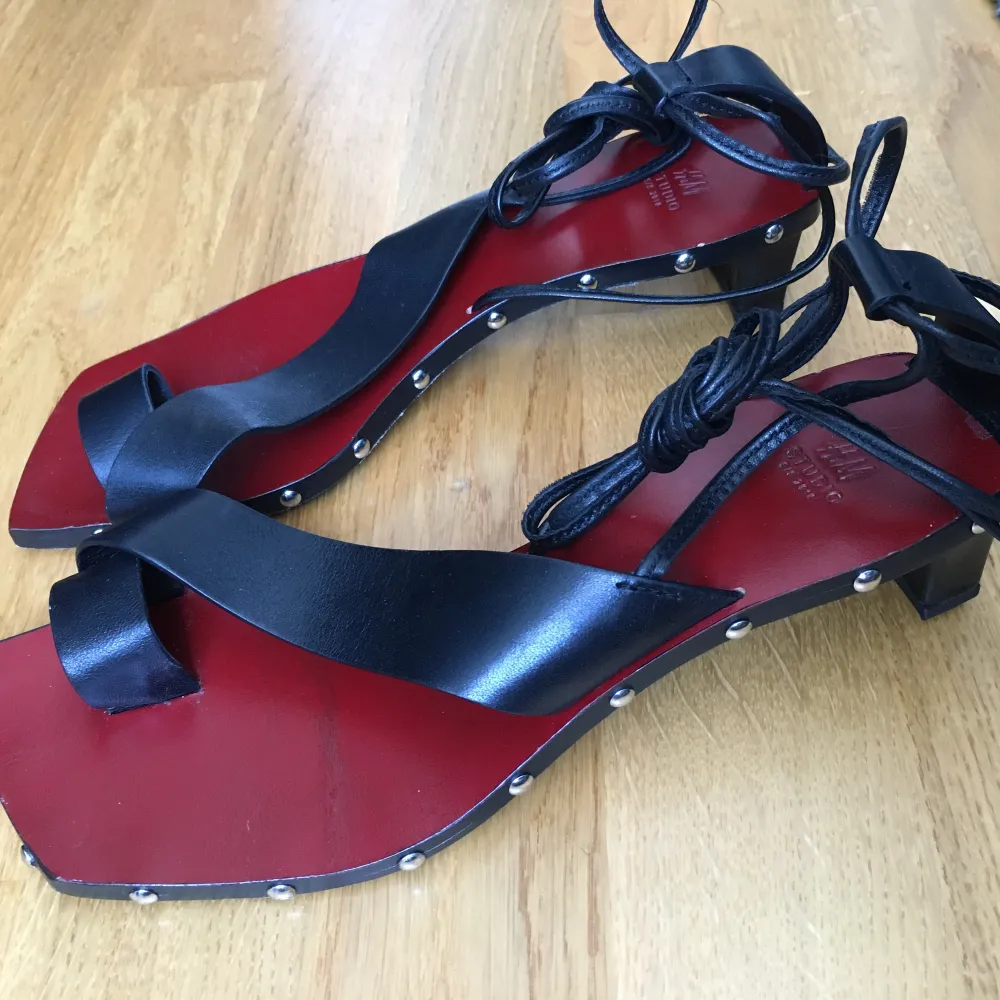 Säljer ett par super snygga sandaler från H&M studio i storlek 37.  Köpare står för frakt. Skor.