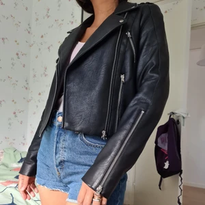 Strl XS - Säljer min populära 😍skinnjacka från Zara i storlek XS (endast några få gånger) 😘