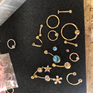 Titan piercing- guldfärg - Olika piercingsmycke i guldfärgat. Material - TITAN. Priser skiljer sig beroende på piecing men från 55kr. Finns även koner till hästskorna. 