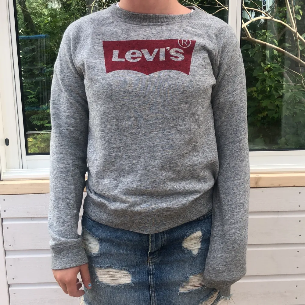 En grå sweatshirt från Levi’s i storlek S, normal i storlek. Köpt för 600kr, köpare står för frakt. Tröjor & Koftor.