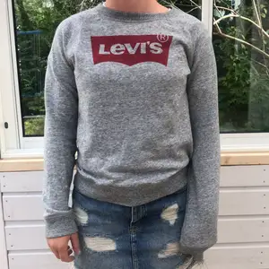 En grå sweatshirt från Levi’s i storlek S, normal i storlek. Köpt för 600kr, köpare står för frakt