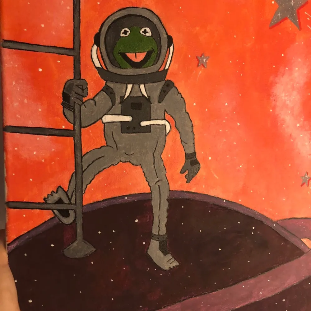 Säljer denna jättehärliga kermit-rymd- tavlan jag målat själv. Älskar denna typ av ”flummig” och orealistisk konst så denna är en av mina personliga favoriter🥰 Tavlan är större än vanligt, måtten är 45x18 cm💗. Accessoarer.