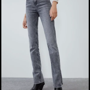 Byxor med slits - Säljer mina kära byxor från Zara som är slutsålda. De är i storlek 36 och passar även 34. Byxorna har ett litet hål vid sidan med det är inget som syns. Buda gärna🥰 Skriv för mer info och bilder😊😊 