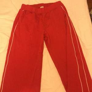 Säljer dessa röda byxor men vita streck på sidorna. Dessa byxor är som gott oanvända, endast testade ett par gånger. Kan mötas vid frakt står köparen för kostnaden.