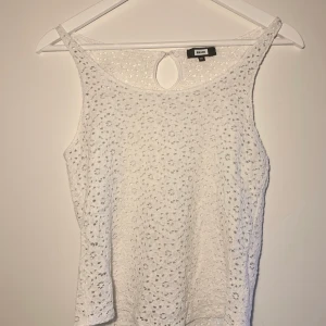 Sommarlinne - Säljer detta super söta sommar linne från Bikbok🌸💗 storleken är XS! Säljes för 100kr 