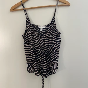 Zebra mönstrat linne i Crop modell  - Jätte fint linne, använt 1 gång. Volang kant, snörning, Crop modell. Står 40 (mer som 36/38) ! Frakt 33:- 