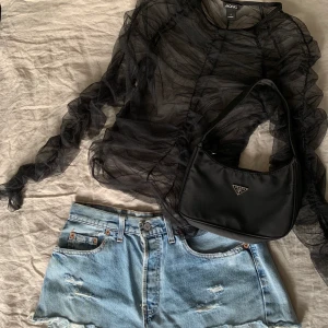 Mesh topp - Svart meshtopp från Monki. Bilden på tjejen är bilder från Moniks egna hemsida med samma topp. 