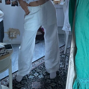 Vita byxor - Säljer dessa byxor, lite oklar storlek men funkar på mig som har M, frakt: 88kr 💞💞
