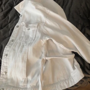 Jeans jacka  - Vit fräsch jeans jacka med knytning. Använd få gånger så den är i fint skick! Köparen står för frakten!