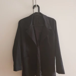 Svart kavaj strl s - Svart kavaj i strl aldrig använd, köpt för 600 nypris 300 kr