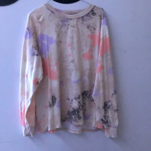 Tröja från Monki - Säljer denna superfina långärmade tröja från Monki! Den är använd ca 3 gånger och har inga defekter. Den är väldigt oversized för sin storlek. Priset är ink frakt. Priset kan diskuteras.