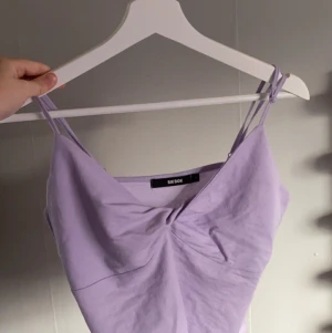 Topp/linne - Aldrig använt. Passar S/M. Banden går att justera