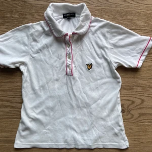 Lyle & Scott top - Jättefin tröja från Lyle & Scott i fint skick! Vit med rosa detaljer. Storlek M men passar även S. Obs! Gratis frakt!!