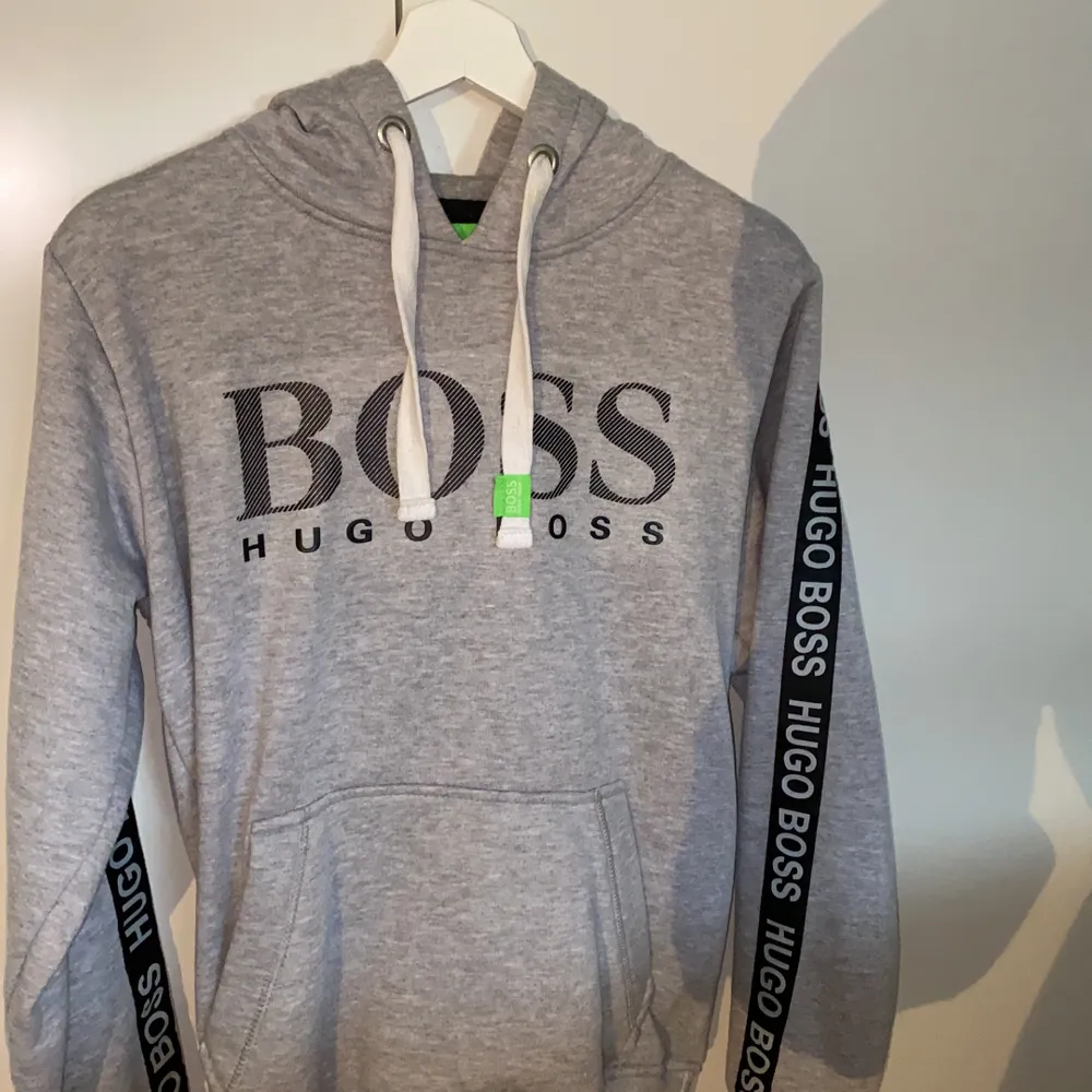 Jättefin mjuk hoodie med text Hugoboss på armarna, köpare står för frakt. Hoodies.