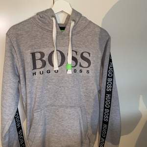 Jättefin mjuk hoodie med text Hugoboss på armarna, köpare står för frakt