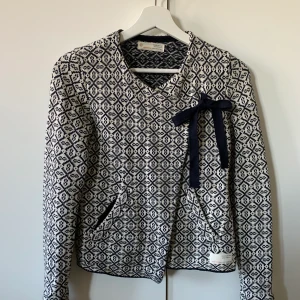 Odd Molly kofta - Säljer min finaste Odd Molly kofta pga den inte passar längre😢 använd fåtal gånger så jättefint skick. Skickar gärna om köparen står för frakten :)