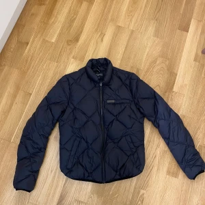 Peak Performance Dunjacka - Tänkte kolla intresset för denna Peak Performance dunkjacka. Otroligt jävla snygg på, i storlek S Om ni vill se på så skriv pm. Ordinare pris ca 3000. 