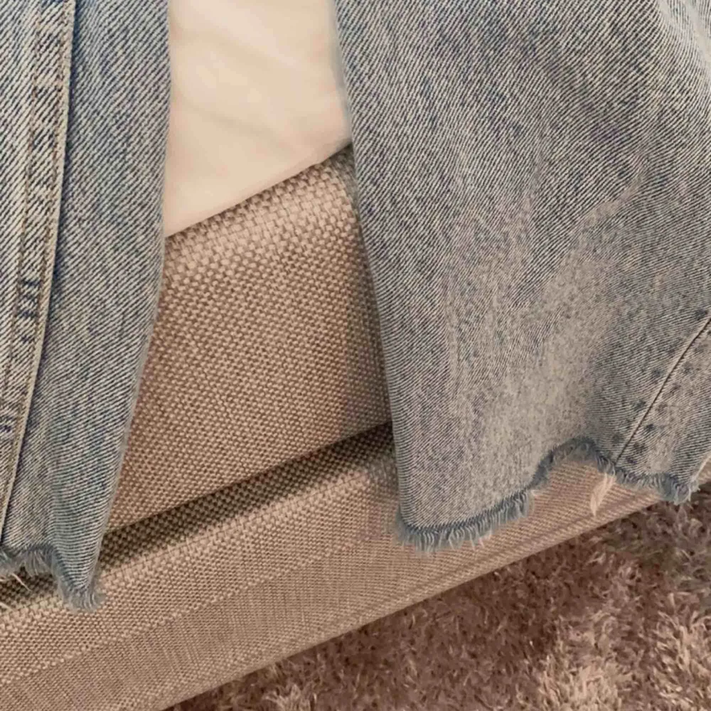 Slutsålda Trendiga Jeans från Zara! med slitna hål på knäna, super fina. Säljer då de var för små för mig, är vanligt vis en 36/38 så de går tyvärr inte på mig. Superfina, bra pris! Nypris 600 Hör av er! <3. Jeans & Byxor.