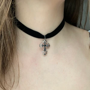 🖤Svart choker🖤 - Aldrig använt, har kvar förpackningen💕 värkligen skig snyggt med fina detaljer original pris 85kr 💕😚