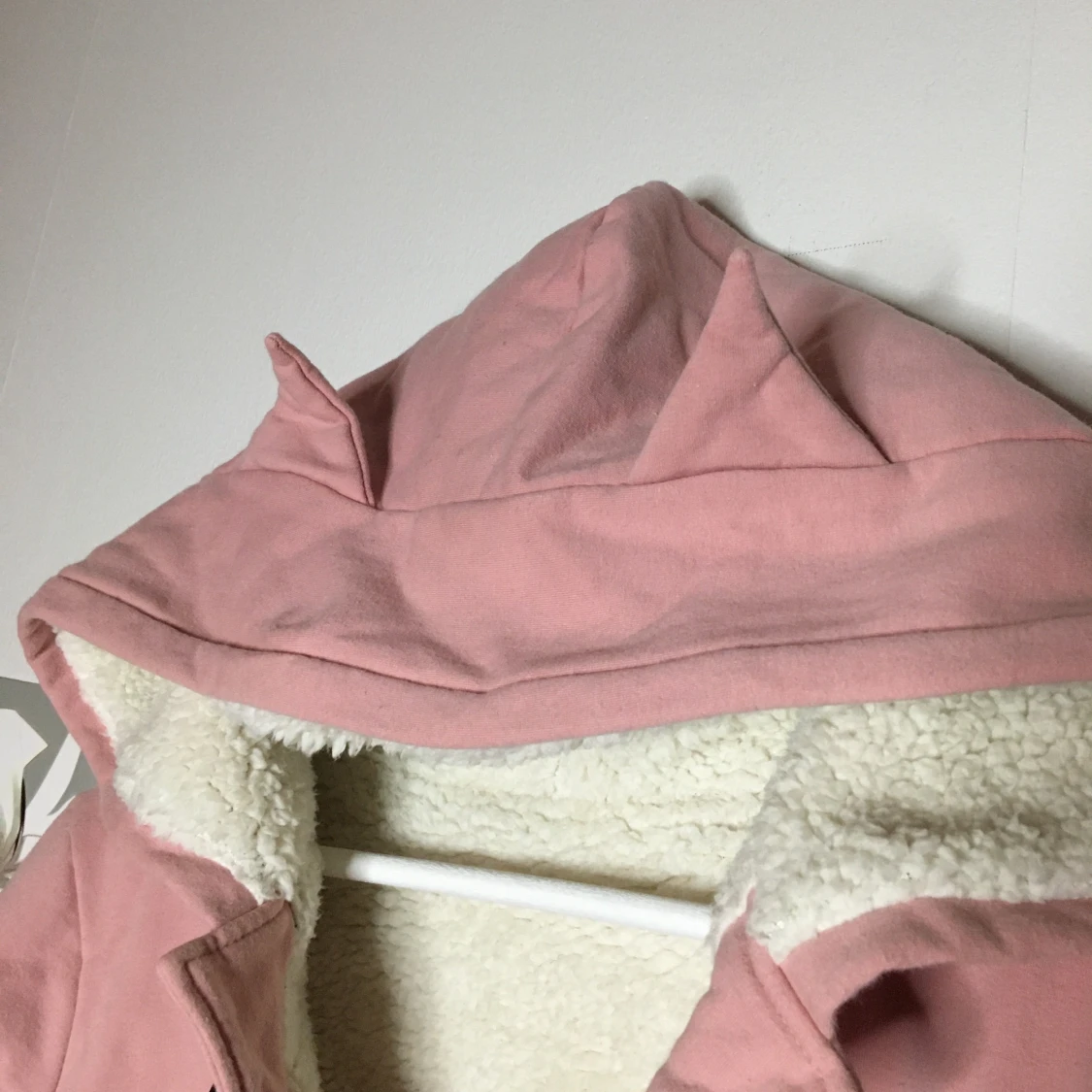 Söt rosa jacka med katt-detaljer. Strl: Xs - 91