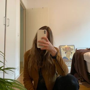 Kort jacka i mockaimitation  - Fin kort jacka från H&M i mockaliknande material. Strl 38 men passar 34/36 och allra bäst dig vars axlar inte är så breda då den är ganska tight i armarna/axlarna. Superfint skick, använd max 2 ggr