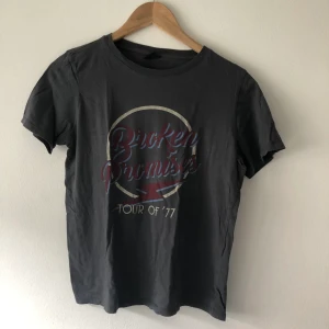 T-shirt från GinaTricot, storlek M. Buda pris. - T-shirt i storlek M. Passar även bra på storlek S. Fin i passformen, buda pris 🌸