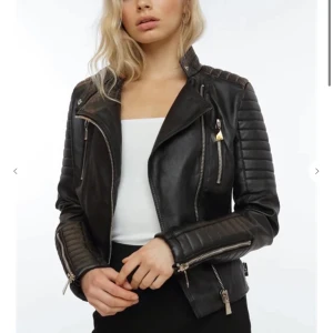 Chiquelle skinnjacka strl 40 - Säljer min super snygga skinnjacka från chiquelle. Köp för ungefär två år sen men har tyvärr bara använt fåtal gånger. Mycket fina skick 💕 nypris 699, man får stå för fraken själv.