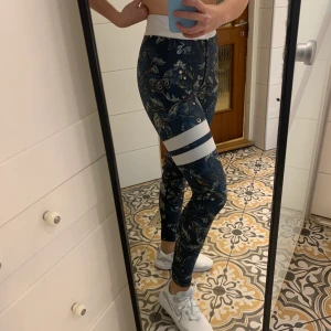 Stronger byxor - Ett par träningsbyxor från stronger!! Jätte skönt material och i väldigt bra skick, använd kanske max två gånger. Jag är 1.68 lång. Jag säljer byxorna för 250kr + frakt. Ordinarie pris är runt 700kr!! 💕 