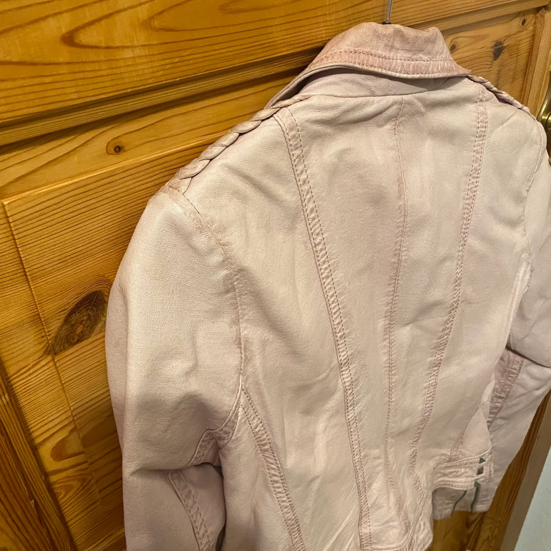 Rosa skinnjacka från jofama  - 91