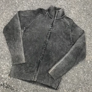 Stentvättad kofta - Cool stickad kofta med stentvätt. Bra skick ✨       