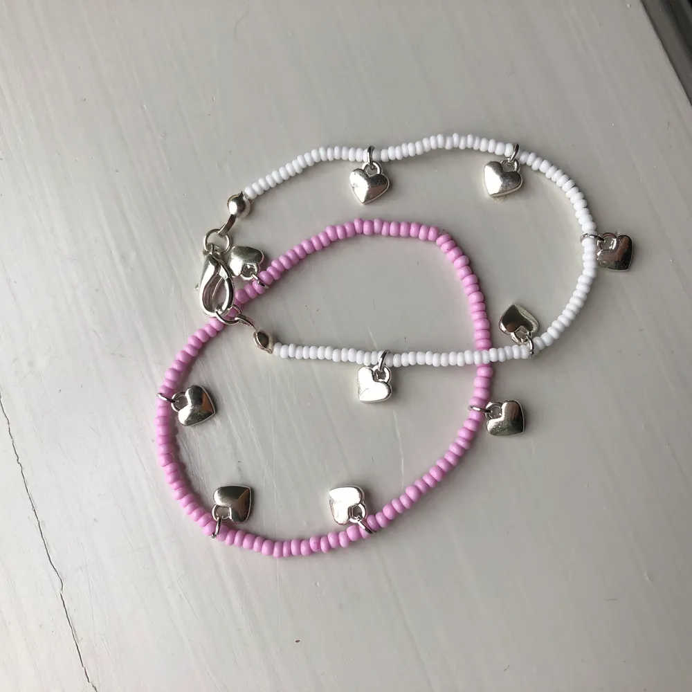 Armband med hjärtan!! Går att få med eller utan spänne🤍 går även att välja andra pärlor än rosa eller vit . Accessoarer.
