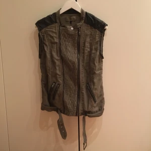  - Snygg militärgrön väst med imitation läder detaljer! Köpt i Spanien! Som ny, använd en gång! 